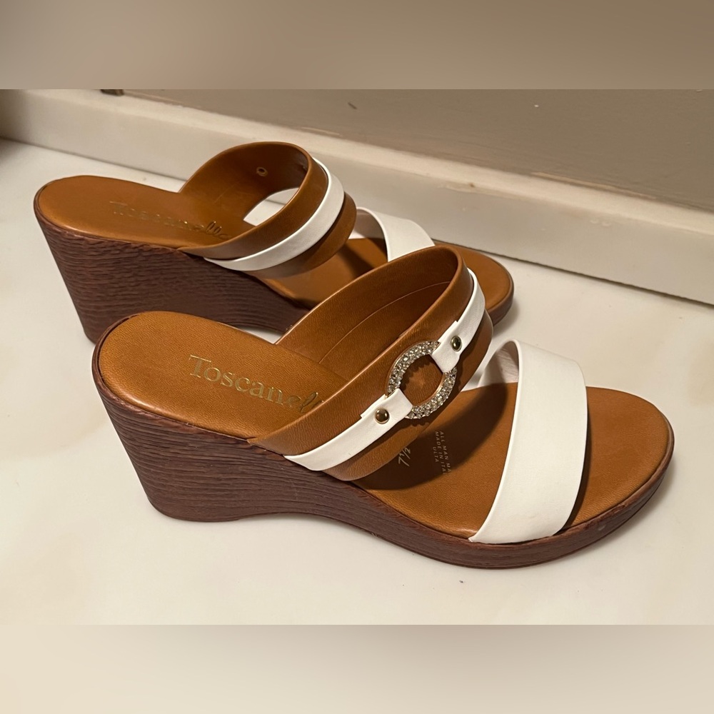 EUC—TOSCANella White Wedge Sandals, Size 7.5
